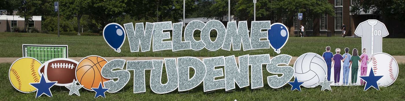 A sign that says welcome students. 